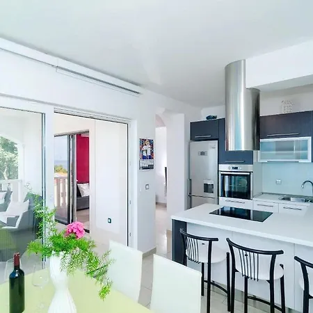 Bella Vista - Two Bedroom With Balcony And Sea View