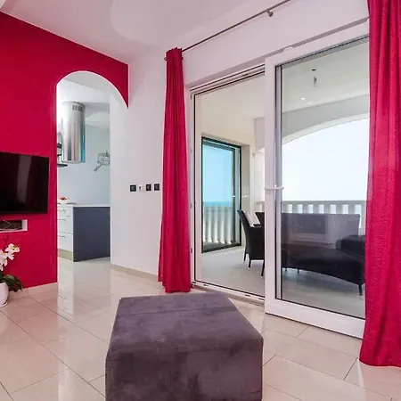 Bella Vista - Two Bedroom With Balcony And Sea View Apartment